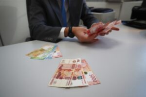 Волгоградского врача оштрафовали на 500 тысяч рублей за взятки и подлоги