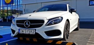 «Кровь на руках»: белый Mercedes на «зебре» сбил школьника и скрылся