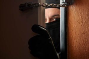 В Волгограде полицейские задержали «квартирного» грабителя