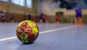 Юные волгоградские гандболисты успешно стартовали на турнире в Тольятти