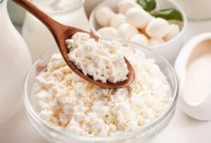 Ученые рассказали о неожиданной пользе творога для худеющих