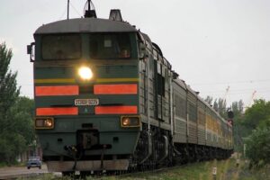 На юге Волгограде поезд сбил пьяную женщину