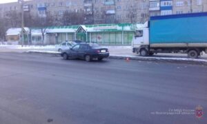 33-летняя женщина попала под машину на севере Волгограда