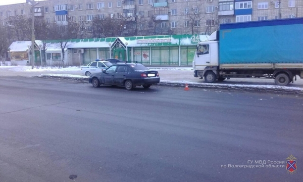 33-летняя женщина попала под машину на севере Волгограда