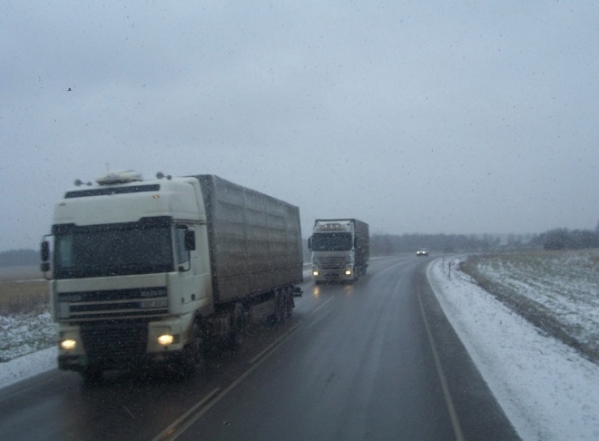 Корейский автомобиль влетел под фуру на трассе в Волгоградской области