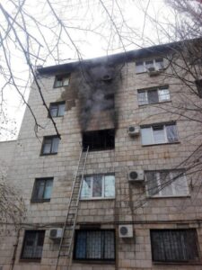 В Волжском эвакуировали 40 человек из-за пожара в общежитии