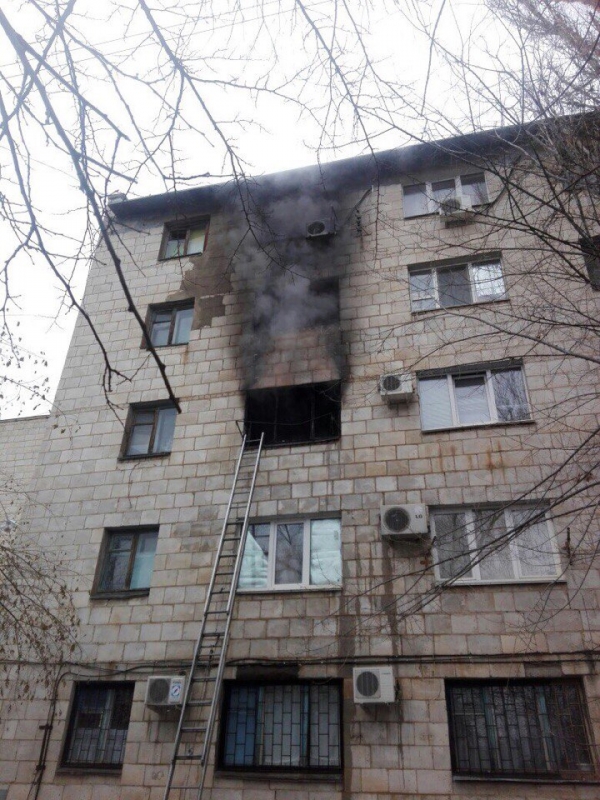 В Волжском эвакуировали 40 человек из-за пожара в общежитии