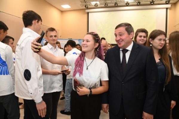 «Диалог на равных»: Андрей Бочаров пообщался с молодежью