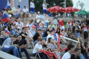 Тысячи болельщиков поддерживают сборную России на фан-фесте Волгограда