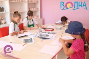 Центр поддержки одаренных детей представил выставку юных художников