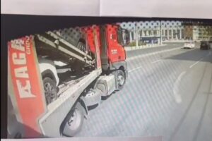 В Волгограде на видео попал момент столкновения автобуса с ограждением