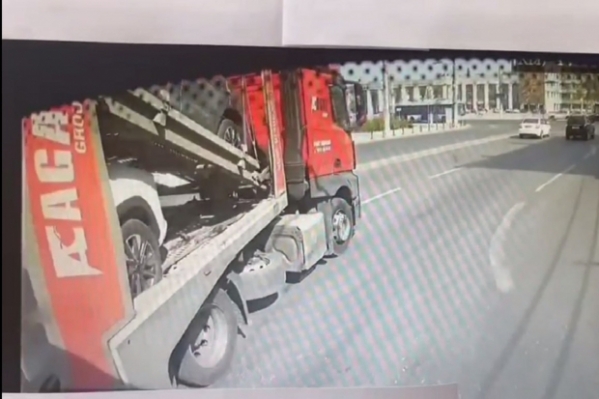 В Волгограде на видео попал момент столкновения автобуса с ограждением