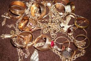 Из квартиры в Волгограде при хозяине вынесли золота на 150 тысяч рублей