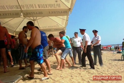 Трех волгоградцев задержали за массовую драку на пляже
