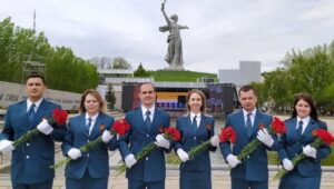 Представители волгоградского УФНС возложили цветы на Мамаевом кургане