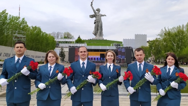 Представители волгоградского УФНС возложили цветы на Мамаевом кургане