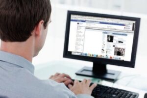 48-летний волгоградец совращал малолетних девочек в соцсети