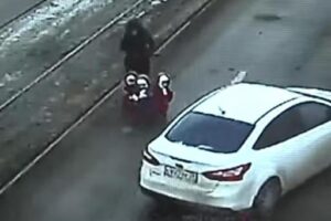 В Волгограде водителей,  не уступивших дорогу маме с тройней, оштрафуют