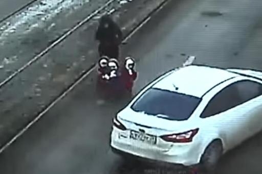 В Волгограде водителей,  не уступивших дорогу маме с тройней, оштрафуют