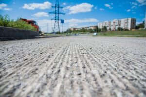 Многотонная фура врезалась в столб на юге Волгограда
