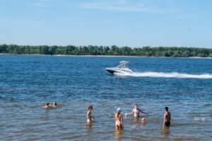 В Советском районе Волгограда начали подготовку пляжа к открытию
