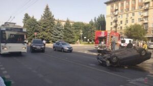 В Волгограде в результате аварии опрокинулся автомобиль