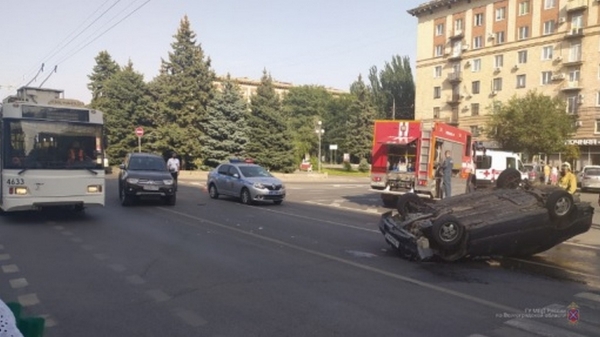 В Волгограде в результате аварии опрокинулся автомобиль