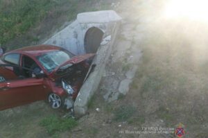 Под Волгоградом иномарка врезалась в бетонный отлив