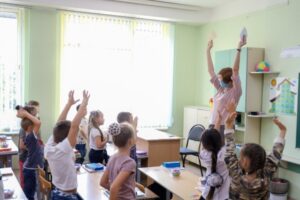 Волгоградские школы будут работать с ковидными ограничениями