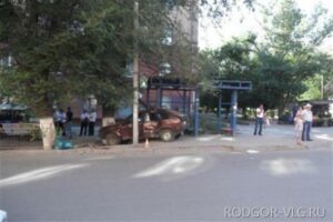 В Волгограде подросток «влетел» на авто в остановку