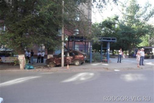 В Волгограде подросток «влетел» на авто в остановку