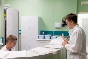 С пронесшим в школу топор волгоградским подростком работают психологи