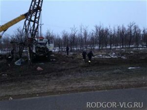 Под Волгоградом пьяный водитель КамАЗа протаранил ЛЭП: погиб пассажир