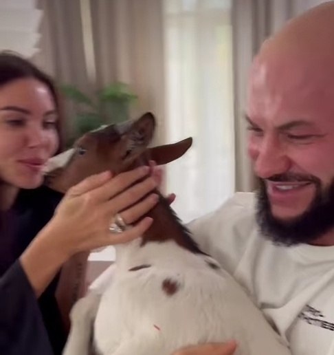 Джигана и Оксану Самойлову попросили съехать из арендованного ими дома из-за козы