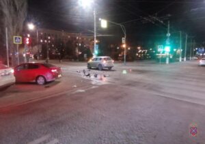 В Волгограде камеры видеонаблюдения зафиксировали аварию на перекрестке
