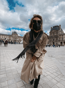 Не до интимных откровений: коронавирус вынудил Лободу надеть черную маску