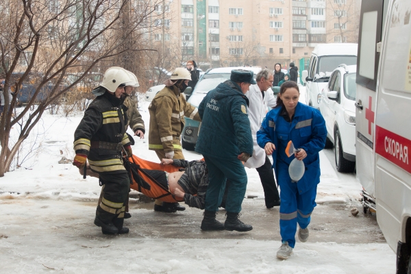 На юге Волгограда горел пятиэтажный жилой дом