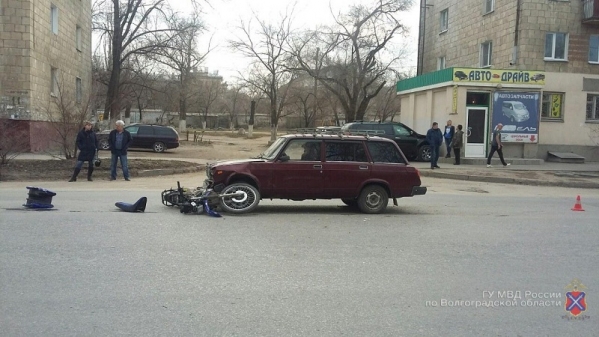 Несовершеннолетние водитель и пассажир мотоцикла попали в ДТП в Волгограде