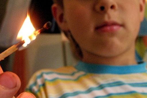 Под Волгоградом подростки подожгли диван