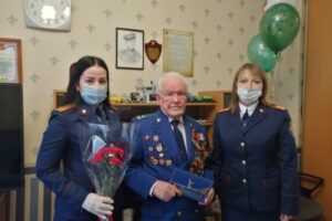 Ветерана в Волгограде поздравили сотрудники Следственного управления