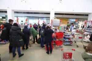 Волгоградцы активно делятся кадрами огромной очереди в гипермаркете OBI