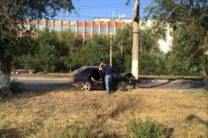 В Волгограде водитель на ВАЗ-2109 врезался в столб