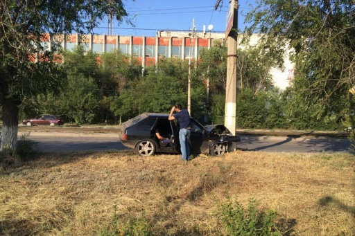 В Волгограде водитель на ВАЗ-2109 врезался в столб