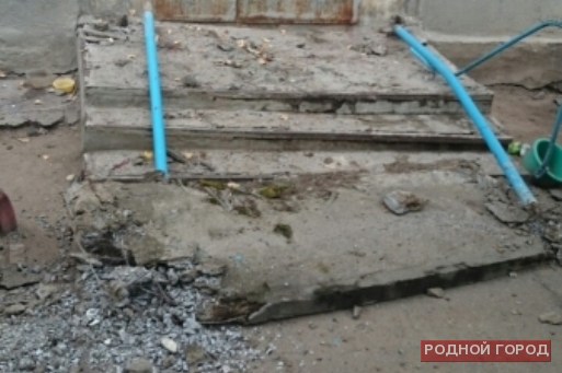 На трёх школьниц обрушился бетонный козырёк подъезда в Волгограде