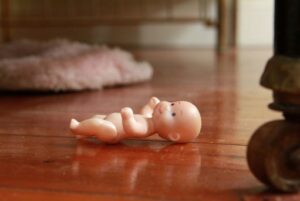 29-летняя волгоградка тушила окурки о голову 3-месячной дочери