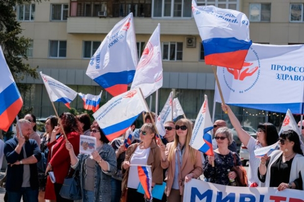 Профсоюзы Волгограда провели митинг в поддержку Президента РФ и армии