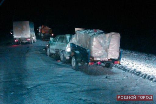 Два грузовика и легковушки столкнулись вечером под Волгоградом