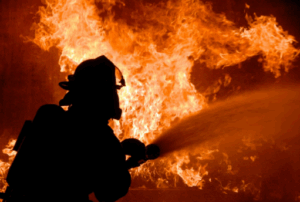 На юге Волгограда огонь со здания перекинулся на иномарку