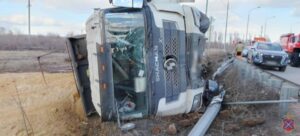 В Волгоградской области на трассе перевернулся грузовой автомобиль