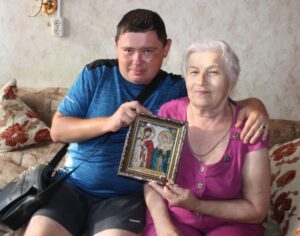 Благодарная читательница вышила икону для журналиста «Родного города»